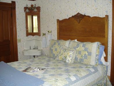 Irene Room queen size antique oak bed